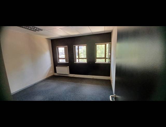 639M² OFFICE TO LET IN HYDE PARK